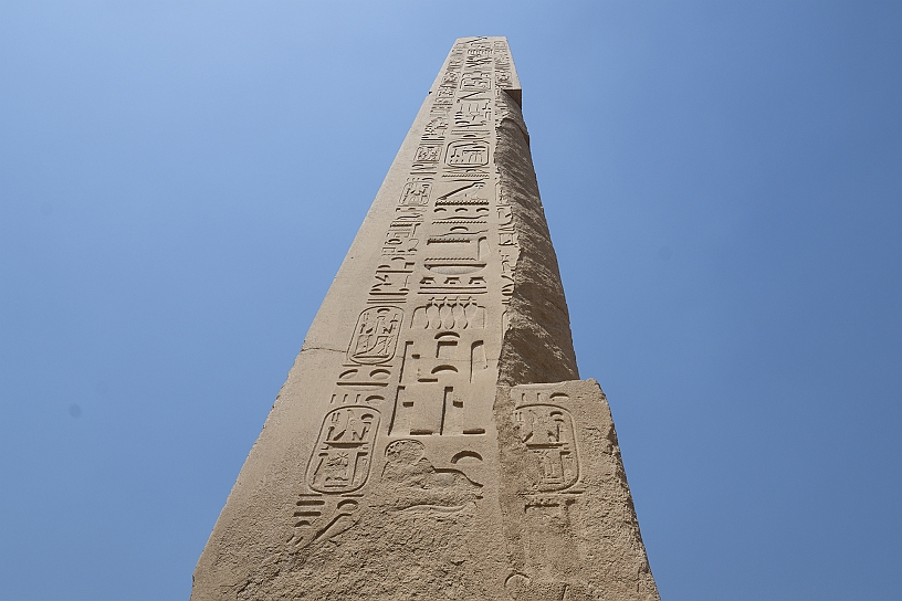 47 MAK_6161.jpg - Le iscrizioni sulle facce spiegano che erano dedicati al dio Amon in memoria del padre di Hatshepsut, Thutmose I; le raffigurazioni rappresentano il sovrano in atto di donare offerte ad Amon.